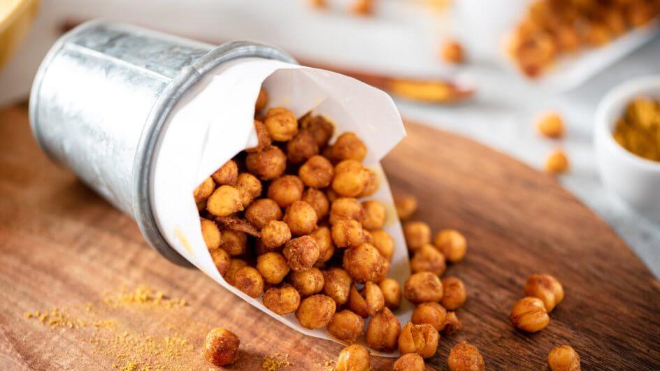 Snack de grão-de-bico em cima d euma tábua de madeira
