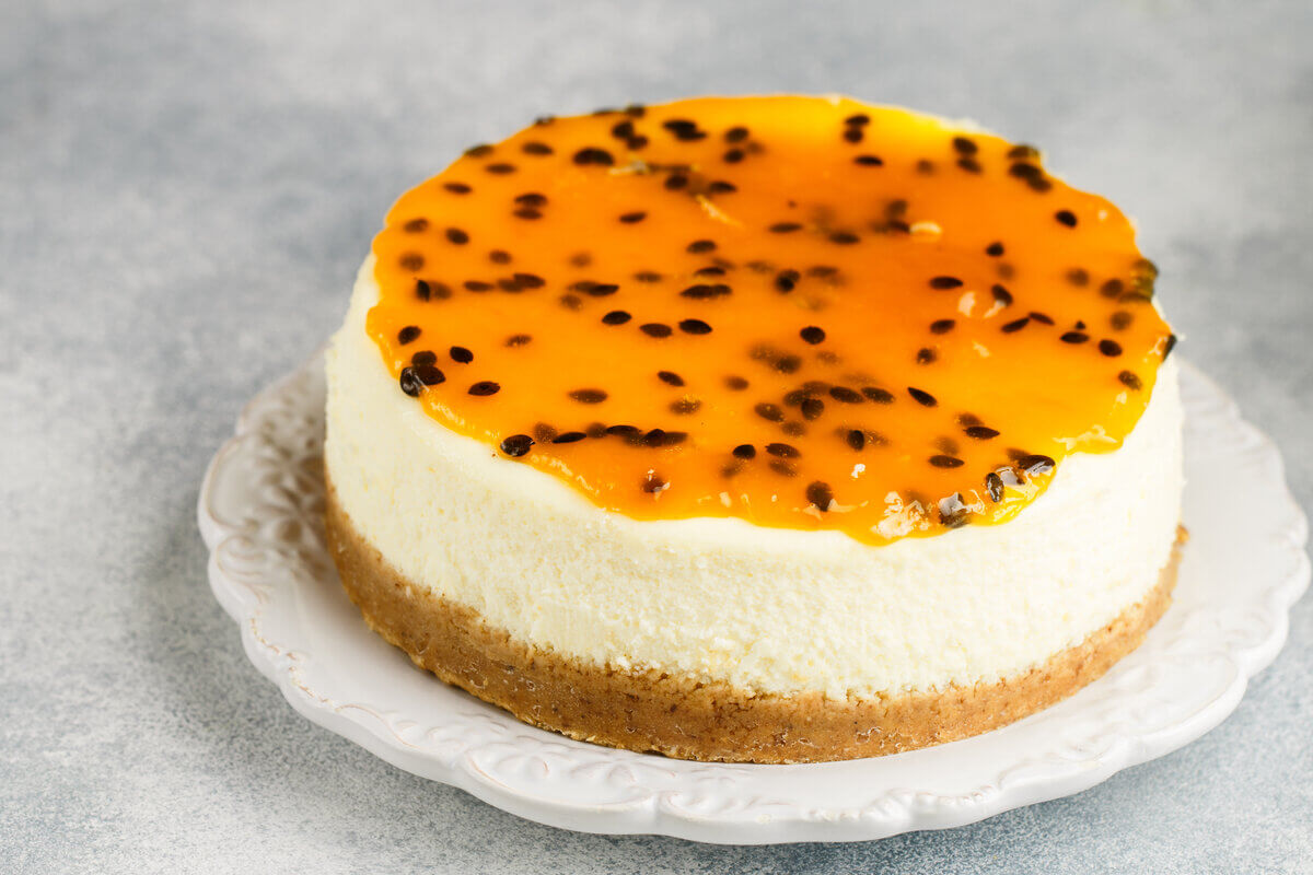 Torta de maracujá em cima de um prato branco