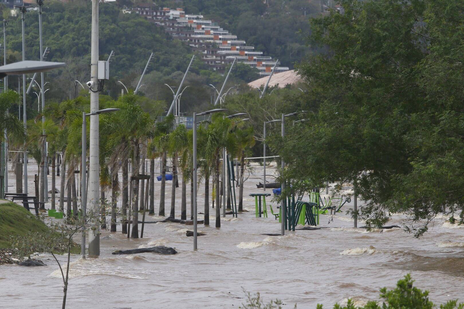 Lago Guaíba transborda e água invade orla em Porto Alegre