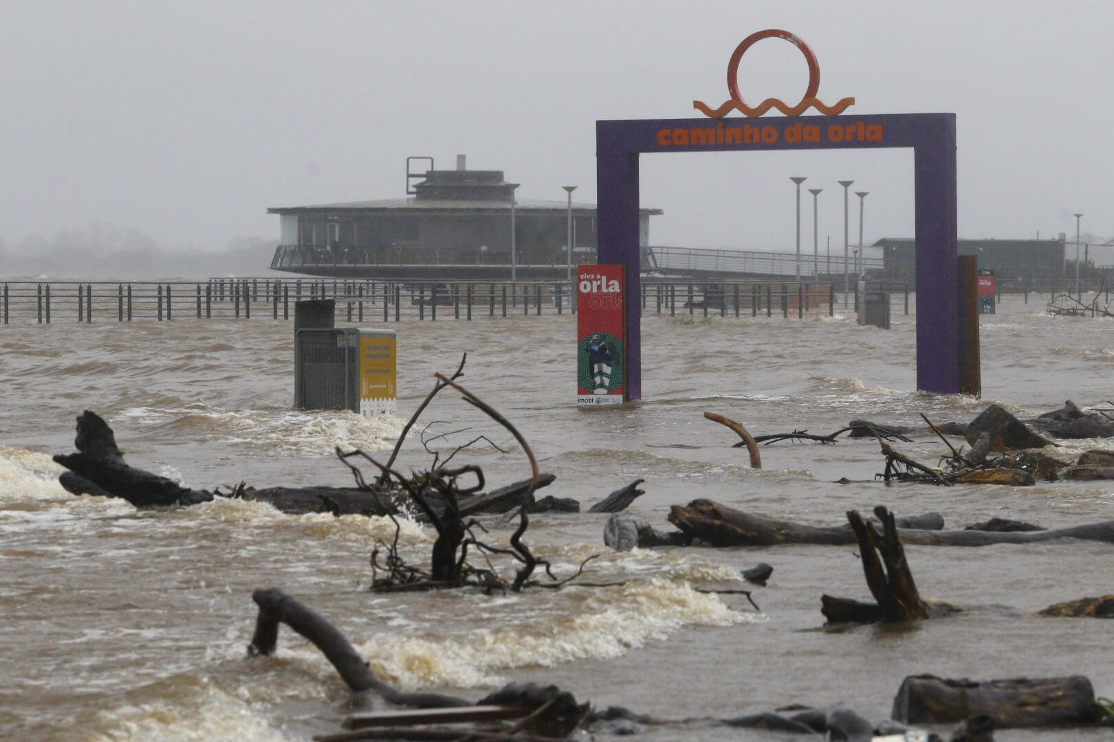 Lago Guaíba transborda e água invade orla em Porto Alegre