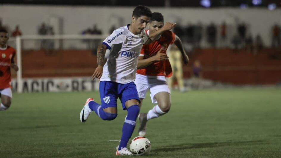 Imagem mostra jogadores do Avaí e Inter de Lages durante a partida