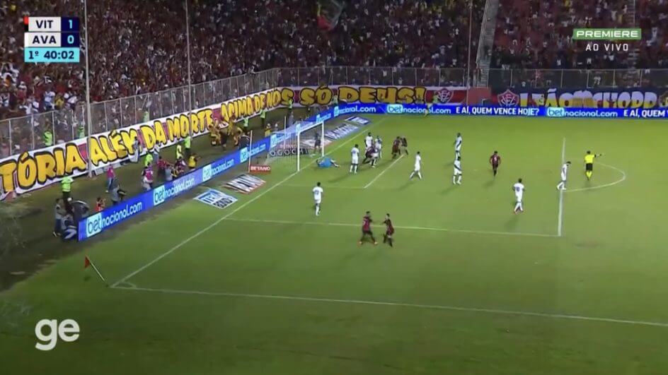 Léo Gamalho faz o primeiro gol do Vitória em cobrança de escanteio (Foto: reprodução/ SPORTV)