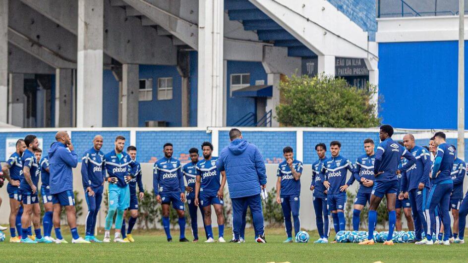 Técnico Eduardo Barroca comandou a cobrança feita ao grupo de jogadores na Ressacada (Foto: Leandro Boeira/ Avaí FC)