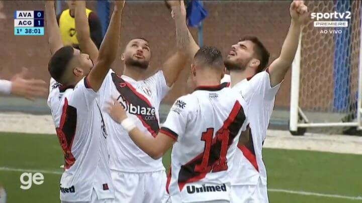 Atlético-GO comemora um dos gols na vitória sobre o Avaí na Ressacada (Foto: reprodução/ SPORTV)