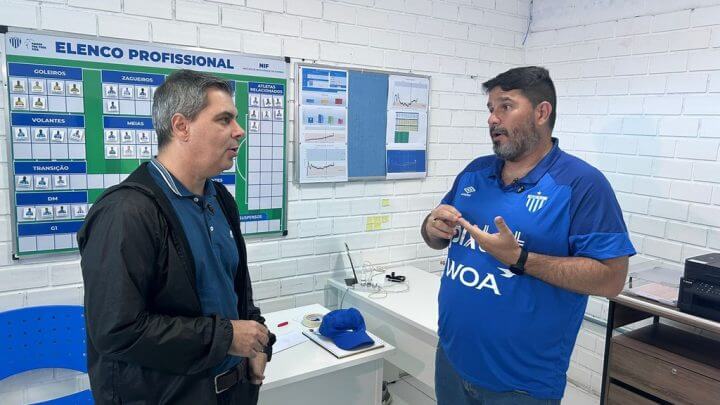 Eduardo Barroca abriu as portas da sua sala na Ressacada pra uma conversa mais solta (Foto: Carlos Rauen, NSC TV)
