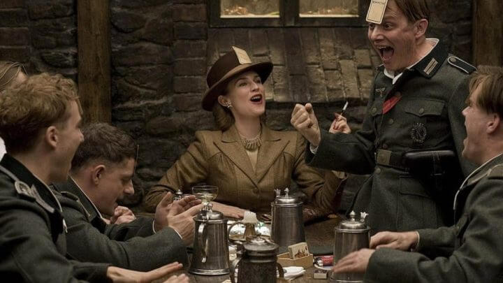 Nazistas e judeus disfarçados sentados em uma mesa
