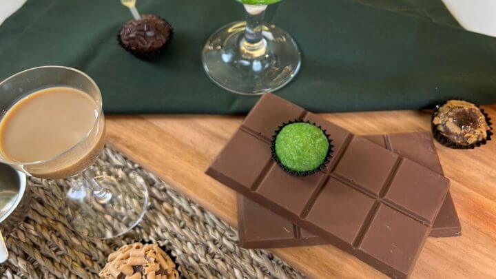 Brigadeiro de caipirinha em cima de uma barra de chocolate com uma caipirinha ao lado