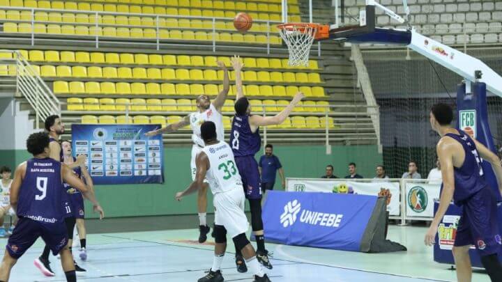 Brusque (branco) e Blumenau (azul) (Foto - Victor Guião, Virtus) (1)