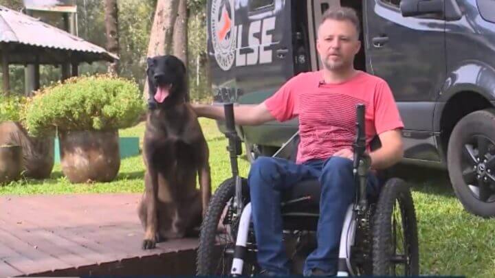 Cadeirante e cão do Oeste de SC viajam por mais de 100 países com van adaptada