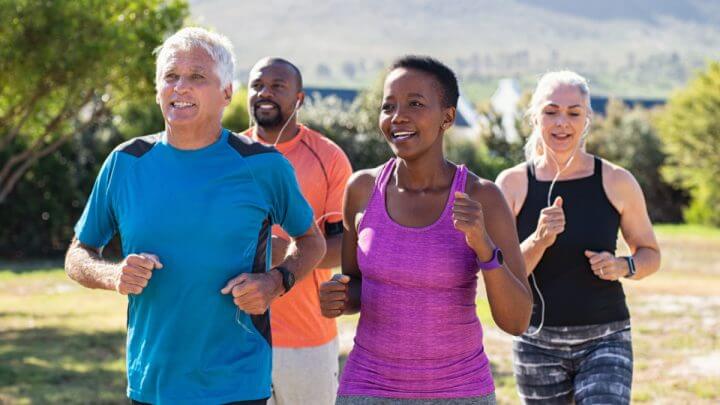Grupo de pessoas caminhando como forma de exercício