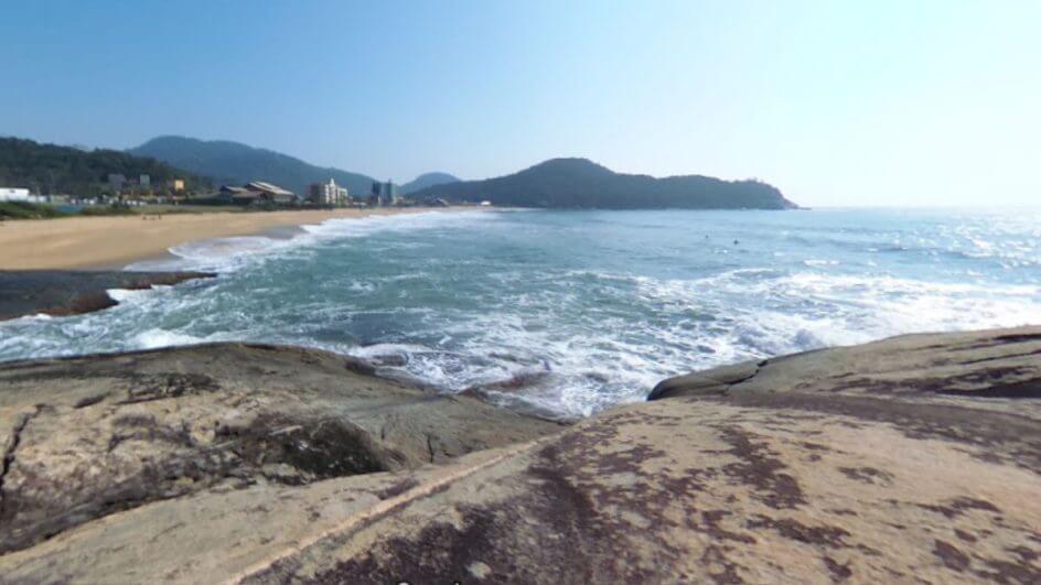 Mulher morre e homem desaparece após queda de costão em Itapema; buscas continuam