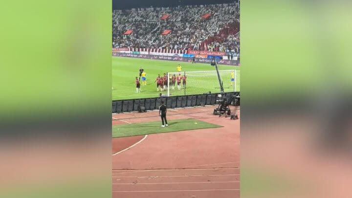 Cristiano Ronaldo cobra falta bizarra (Foto: @goleada_info/Reprodução)