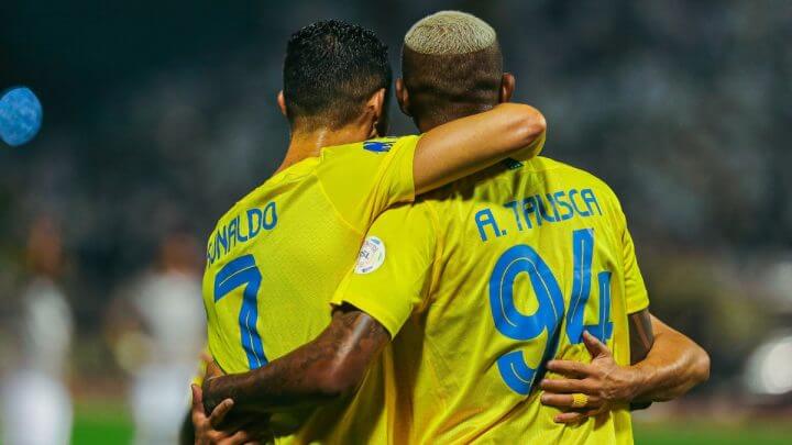 Cristiano Ronaldo e Talisca durante a vitória do Al-Nassr