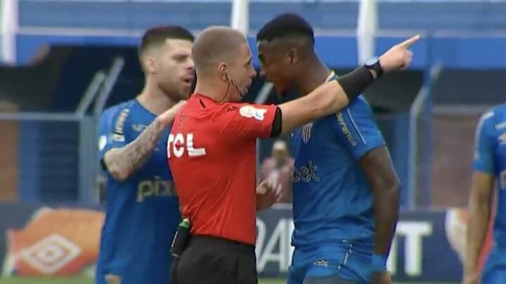 A fúria de Denílson diante da expulsão na partida do Avaí contra o Atlético-GO (Foto: reprodução/ SPORTV)