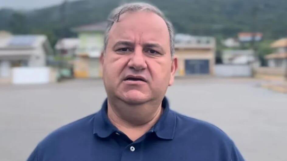 Deyvisonn de Souza, ex-prefeito de Pescaria Brava, teve a prisão preventiva revogada nesta segunda-feira