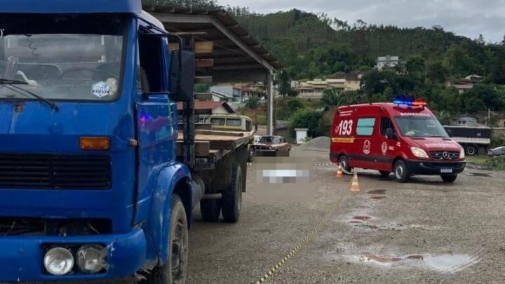 Dono de oficina morre atropelado por caminhão durante conserto
