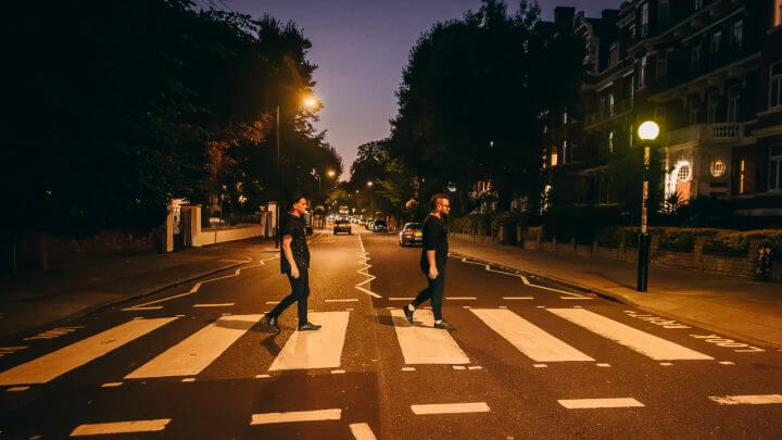 Em Londres o duo peregrinou a Abbey Road e fez imagens na famosa faixa de pedestres