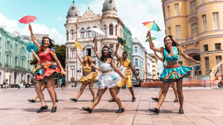 Dançarinos de frevo durante Carnaval em Pernambuco