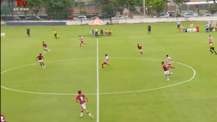 Imagem mostra o jogador preparando para acertar o golaço do meio de campo contra o Flamengo