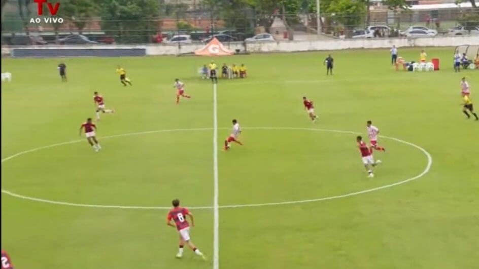 Imagem mostra o jogador preparando para acertar o golaço do meio de campo contra o Flamengo