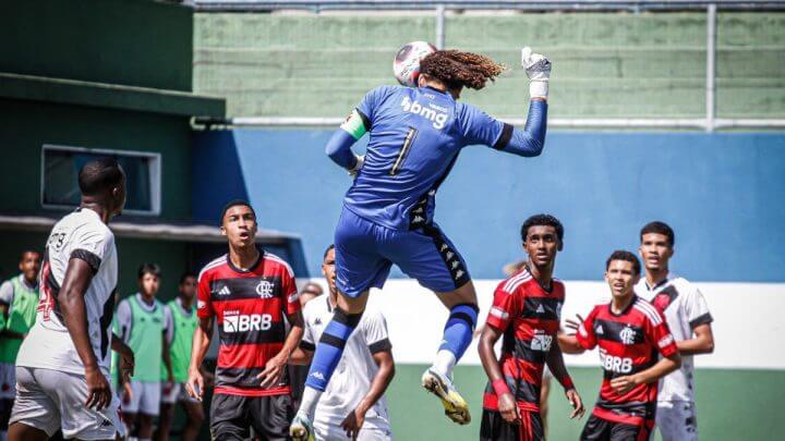 Goleiro do Vasco faz gol e pega pênaltis contra o Flamengo (Foto: Matheus Lima/Vasco/Divulgação)
