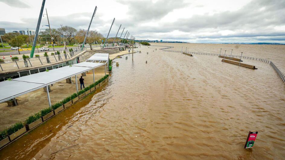 Lago Guaíba transborda e água invade orla em Porto Alegre