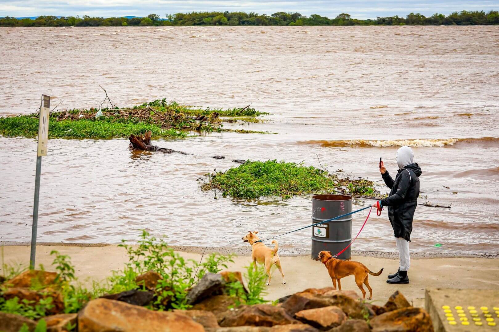 Lago Guaíba transborda e água invade orla em Porto Alegre