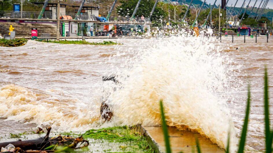 Lago Guaíba transborda e água invade orla em Porto Alegre
