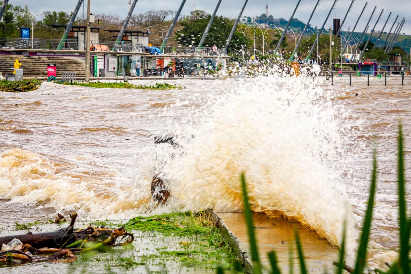 Lago Guaíba transborda e água invade orla em Porto Alegre