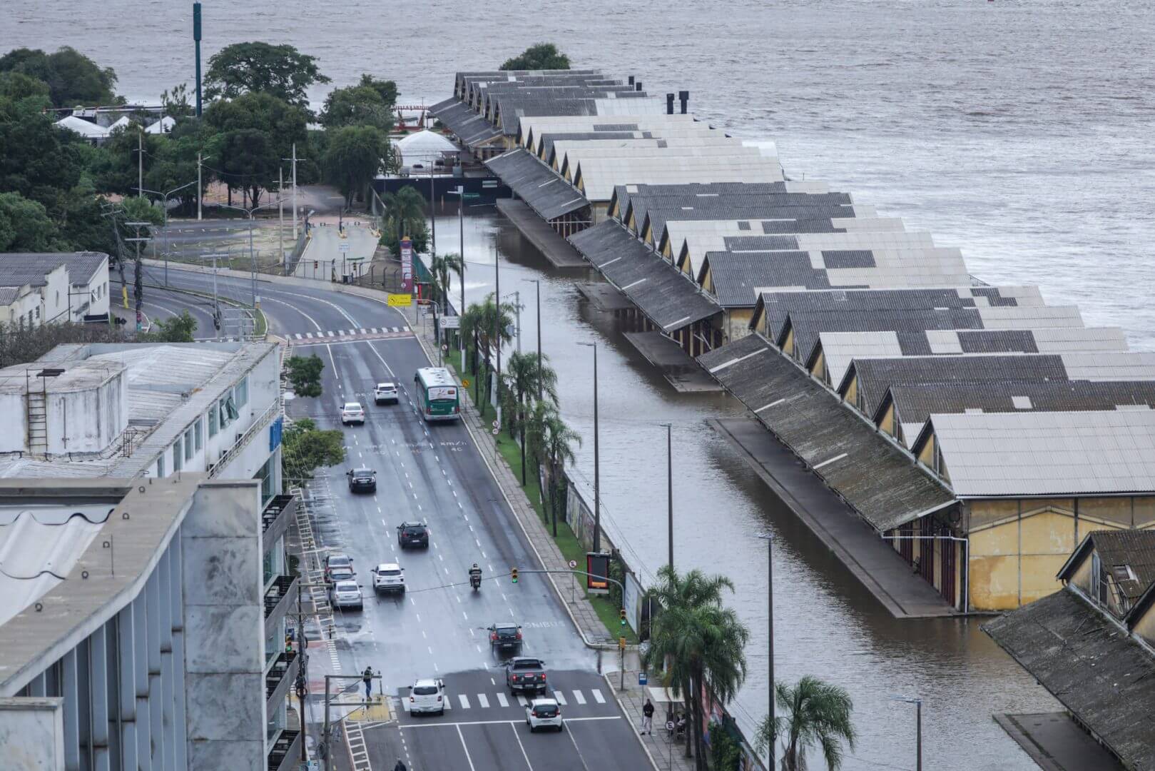 Lago Guaíba transborda e água invade orla em Porto Alegre