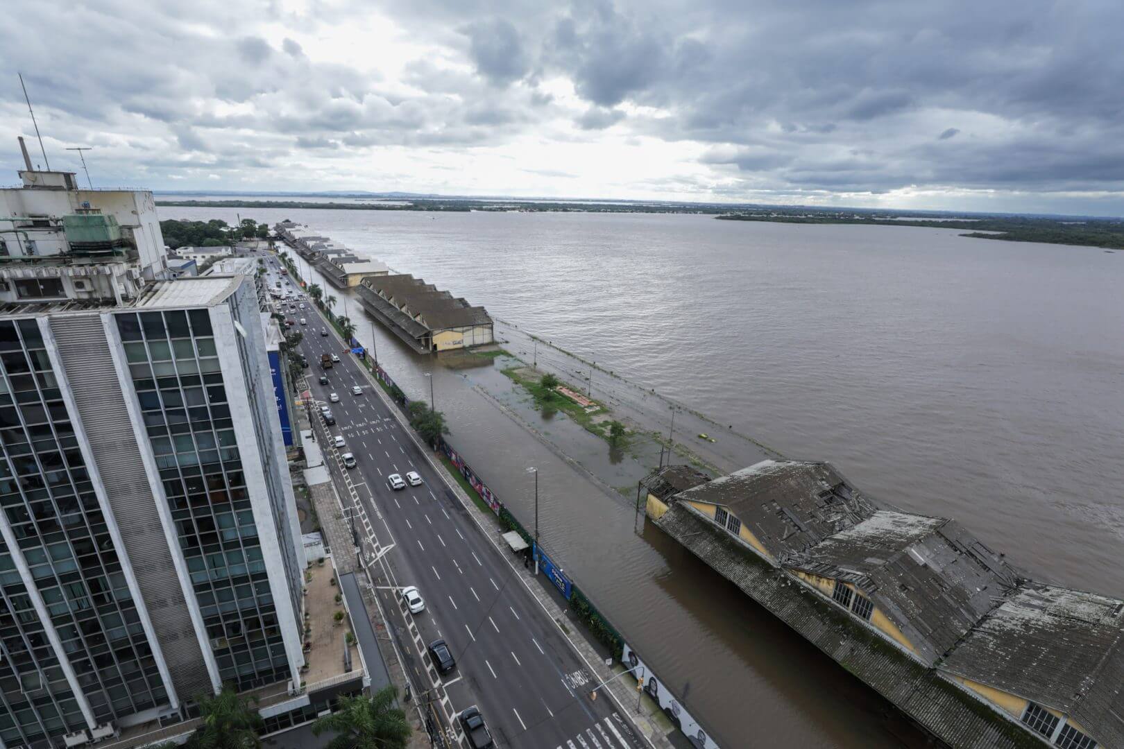 Lago Guaíba transborda e água invade orla em Porto Alegre