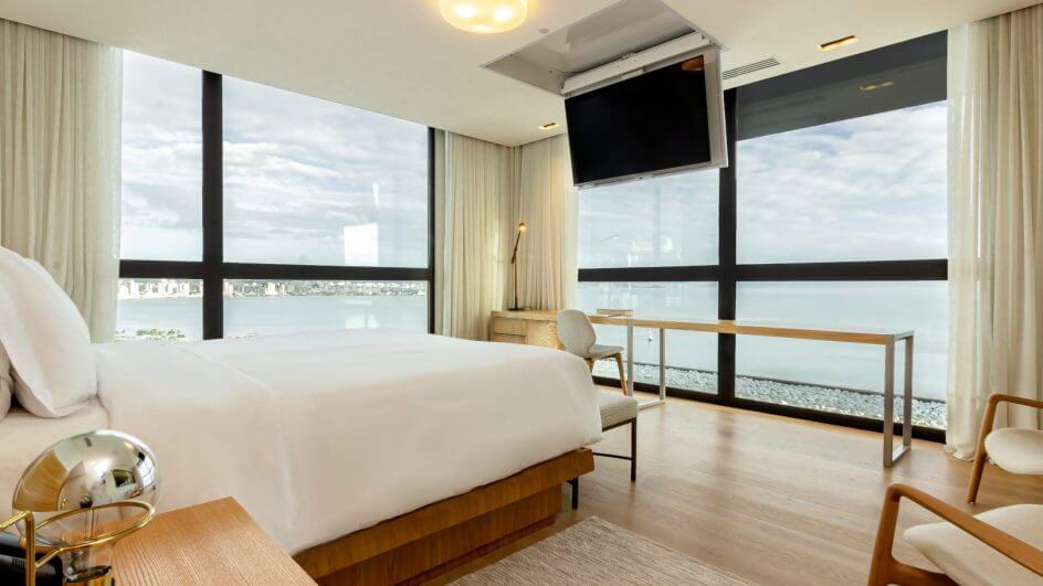 Hotel das estrelas em Florianópolis tem vista paradisíaca e quarto gigante