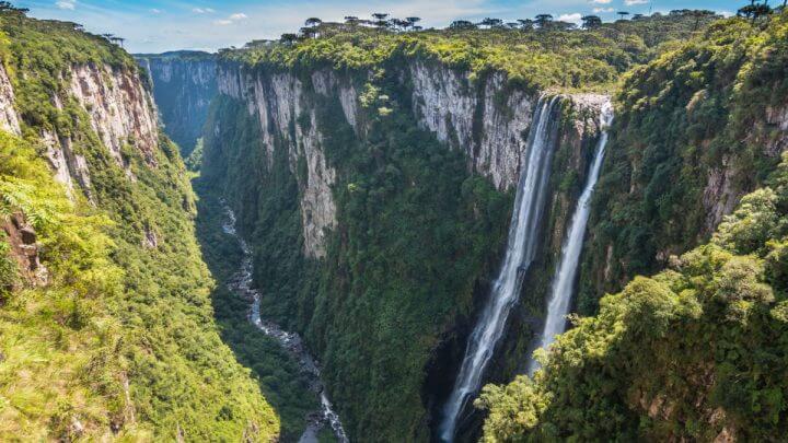 Bela vista de uma cachoeira no Cânion Itaimbezinho - Cambara do Sul, Rio grande do Sul, Brasil