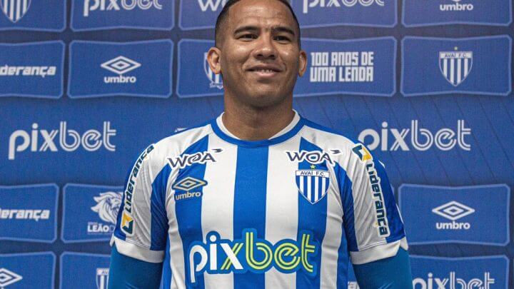 Jael foi apresentado e vestiu a camisa do Avaí nesta sexta-feira na Ressacada (Foto: Leandro Boeira/ Avaí FC)
