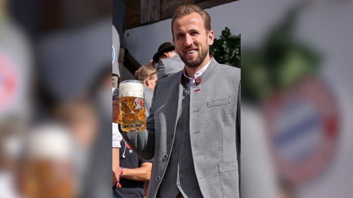 Imagem mostra Harry Kane segurando um copo de cerveja e usando roupa típica da Alemanha durante a Oktoberfest