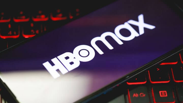Logo do HBO Max em um celular em cima de um teclado de computador
