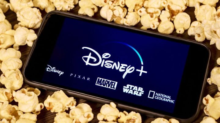Logo do Disney+ em um celular com pipocas ao lado