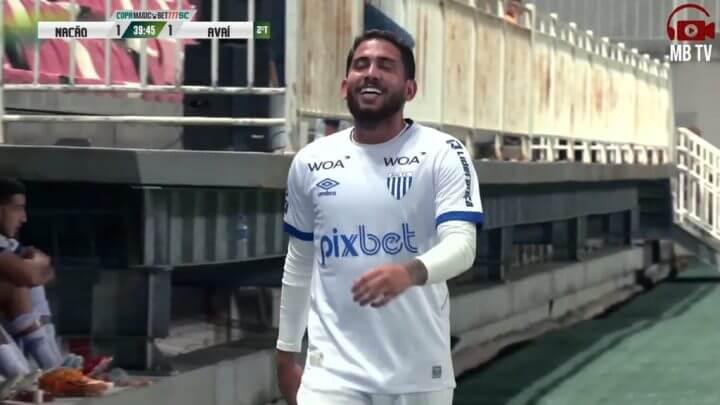 Atacante Leandro carvalho, do Avaí, é expulso e sai de campo sorrindo (Foto: reprodução/ MB TV)