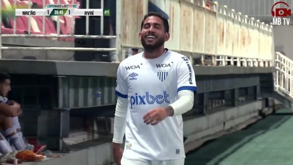 Atacante Leandro carvalho, do Avaí, é expulso e sai de campo sorrindo (Foto: reprodução/ MB TV)
