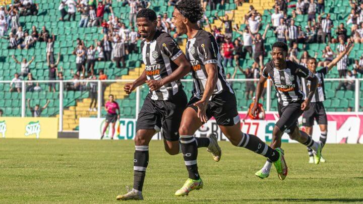 Leo Baiano marcou de cabeça, após cobrança de escanteio de Cesinha (Foto: Patrick Floriani/Figueirense)