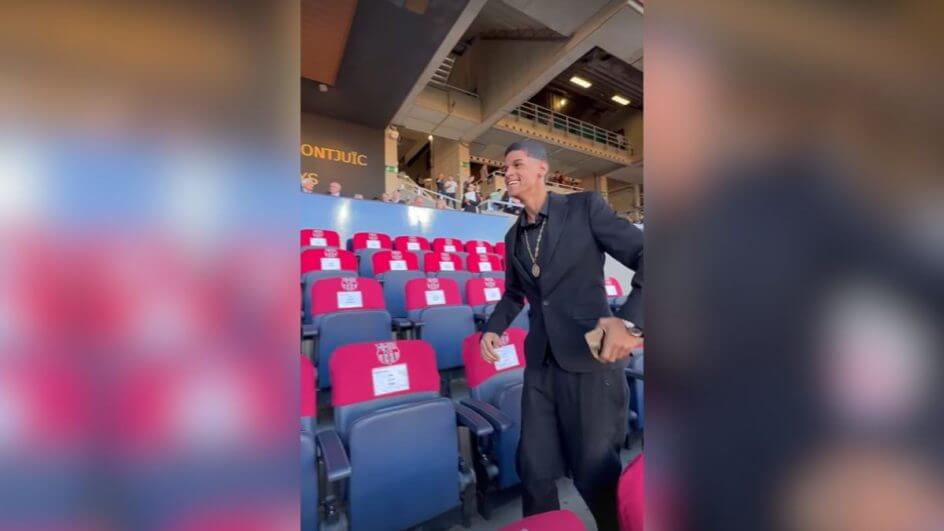 Luva de Pedreiro no jogo do Barcelona (Foto: Redes Sociais/Reprodução)