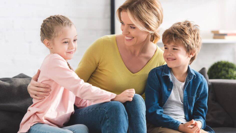Mãe conversando com seus dois filhos