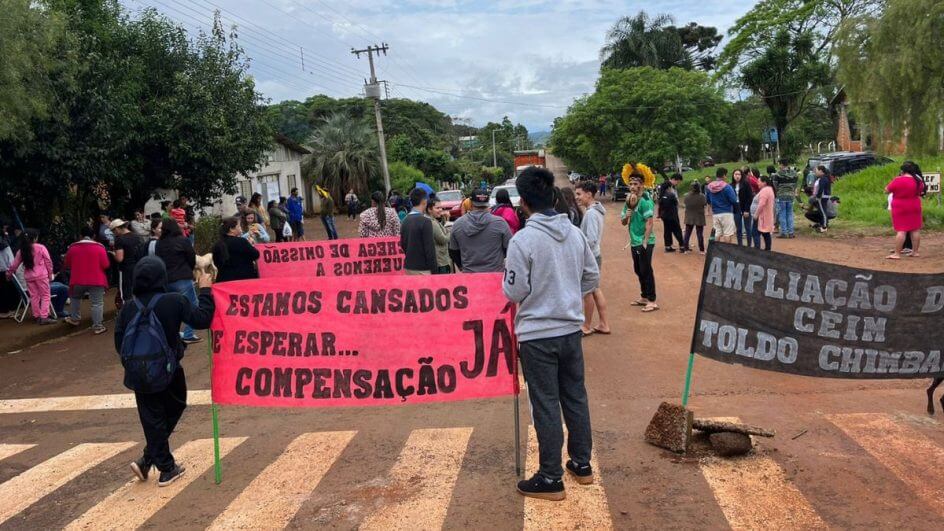Indígenas bloqueiam rodovia no Oeste de SC e cobram plano de compensação após asfalto