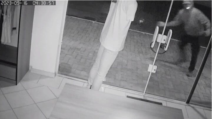Assaltante quebra vidro de loja e empresário tem prejuízo de até R$ 5 mil