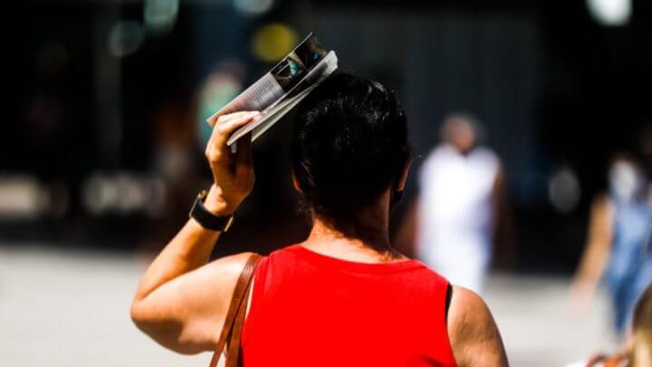 É possível morrer de calor? Mulher caminha sob sol intenso