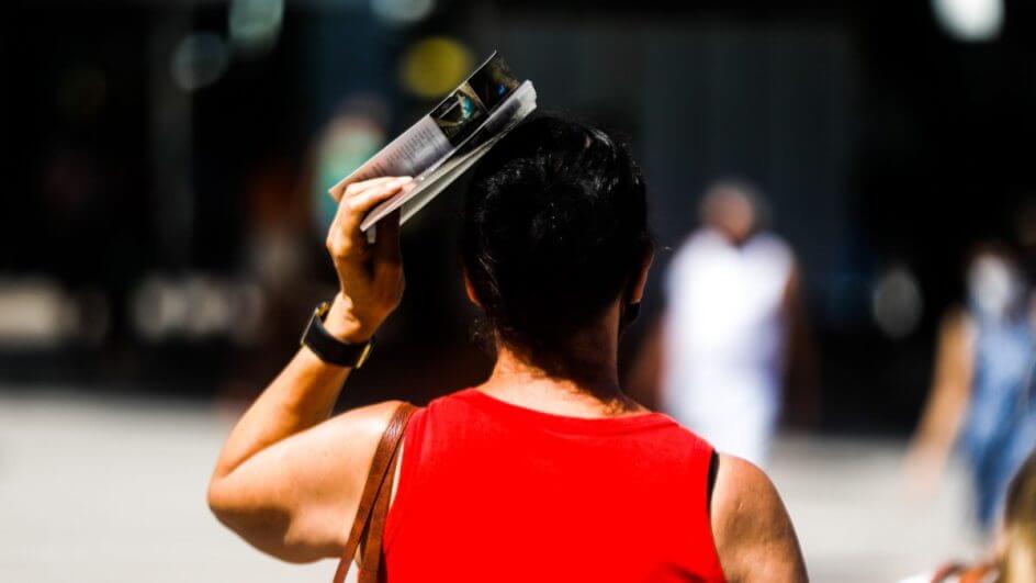 É possível morrer de calor? Mulher caminha sob sol intenso