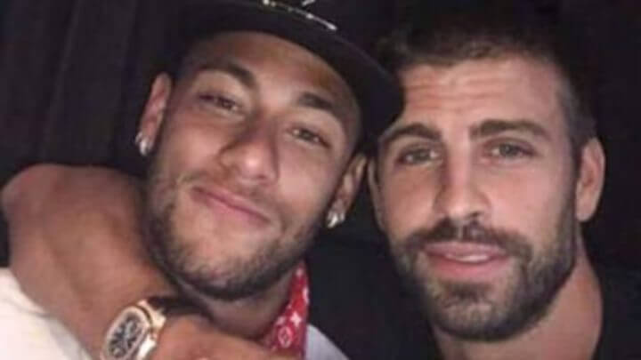 Imagem mostra Neymar e Piqué abraçados