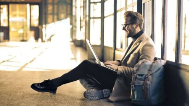 Notebook aeroporto Andrea Piacquadio Pexels
