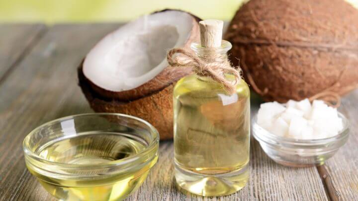 Óleo de coco em frasco e tigela pequena