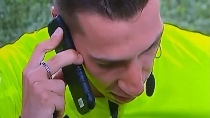 Árbitro usa celular para se comunicar com o cabine do VAR (@Adrianooo2000/Reprodução)